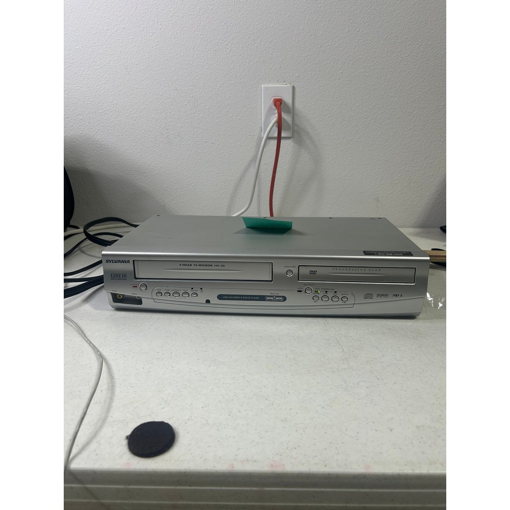 Sylvania DV220SL8 DVD VCR Combo Player Silver Progressive Scan 4 Head VHS HQ
